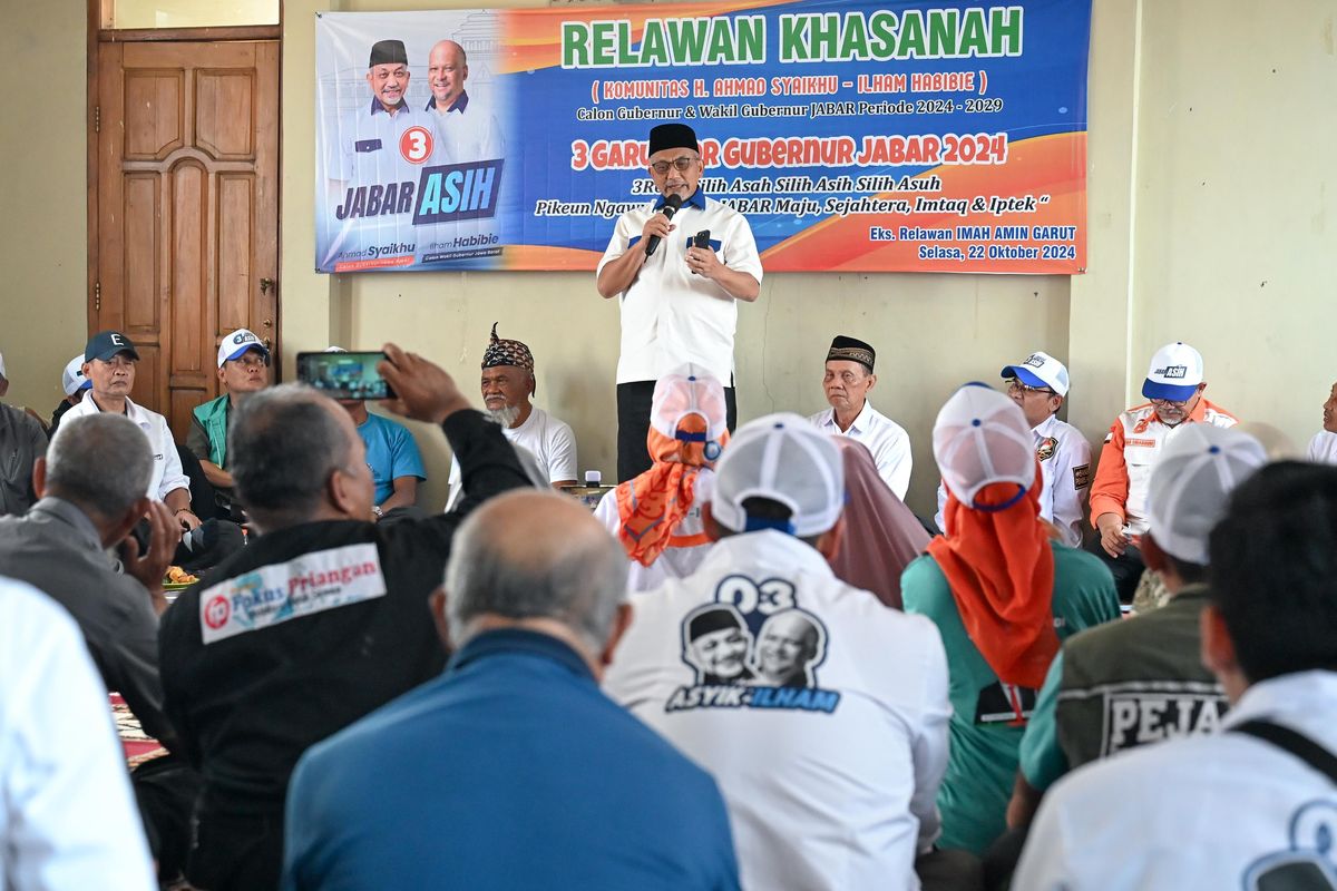 Calon Gubernur Jabar Ahmad Syaikhu terlihat memberikan sambutan dalam acara deklarasi dukungan Relawan Khasanah di Sekretariat Imah AMIN, Jalan Karacak Nomor 53, Kecamatan Garut Kota, Kabupaten Garut, Jabar, Selasa (22/10/2024). 