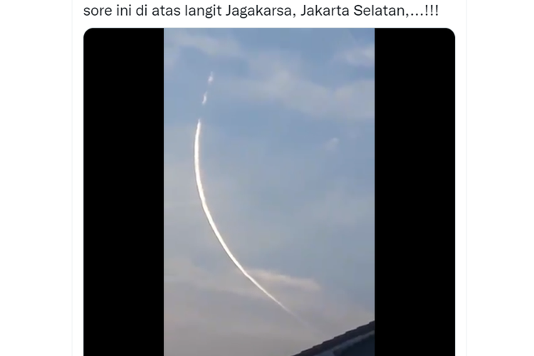 Tangkapan layar video viral bernarasi racun disebarkan di langit Jagakarsa, Jakarta Selatan.