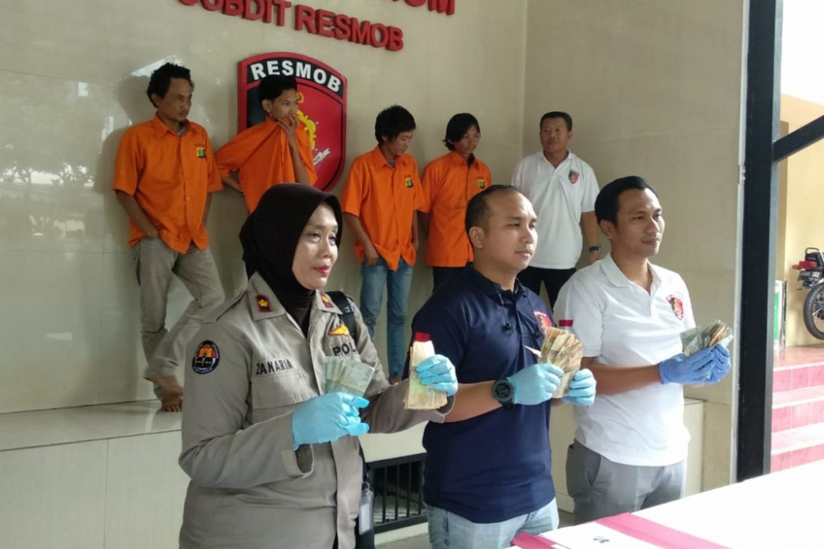 Kolar (39), Joni (41), S (17), dan Dewa (34) berbaris di halaman Gedung Resmob Ditreskrimum Polda Metro Jaya pada Rabu (29/8/2018) siang dengan mengenakan kemeja berwarna oranye khas tahanan Rutan Polda Metro Jaya.