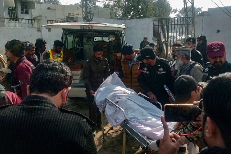 Polisi Pakistan memindahkan jenazah rekannya yang tewas dalam penyerangan di kantor polisi pada 5 Februari 2024.