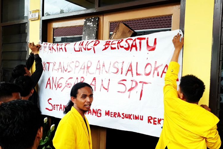Aksi unjuk rasa mahasiswa Universitas Cokroaminoto Palopo (UNCP) menyegel ruang kantor Rektorat, meminta pihak rektor transparan dalam pengelolaan anggaran SPT, Jumat (29/11/2019)