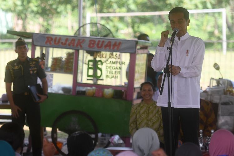 Presiden Joko Widodo berdialog dengan pelaku UMKM nasabah Mekaar binaan Permodalan Nasional Madani (PNM) di Lapangan Cepoko, Kecamatan Panekan, Kabupaten Magetan, Jawa Timur, Jumat (1/2/2019). Menurut Presiden Joko Widodo, untuk menjalankan usaha secara sukses dibutuhkan tiga hal yaitu jujur, disiplin dan kerja keras. ANTARA FOTO/Akbar Nugroho Gumay/nz.