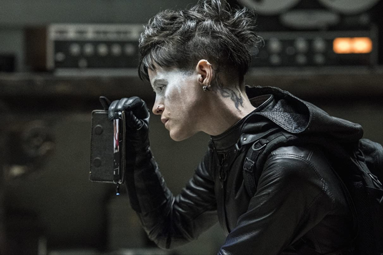 Salah satu adegan dalam film The Girl in The Spider's Web.