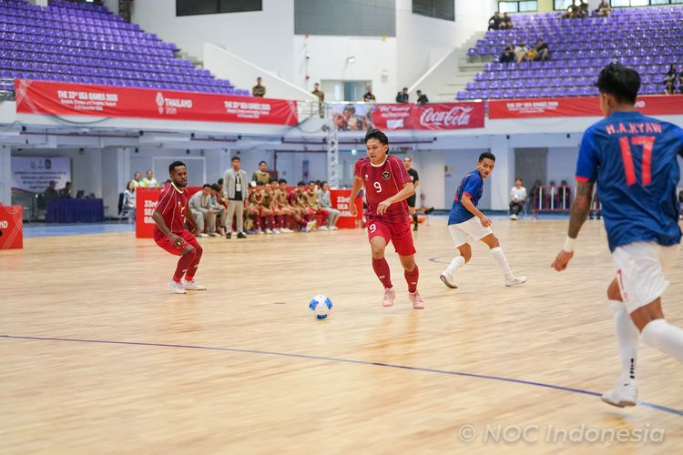 Aksi pada laga Timnas Futsal Indonesia di laga pembuka SEA Games 2025 kontra Myanmar. Timnas Futsal Indonesia sukses mengalahkan Myanmar dengan skor 5-1 pada Senin (15/12). 
