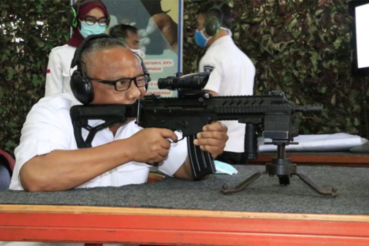 Gubernur Gorontalo Rusli Habibie melakukan uji tembak senjata buatan PT Pindad di Bandung, Jawa Barat saat berkunjung di tempat ini.
