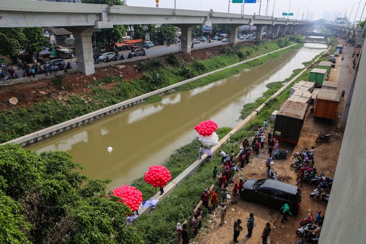 Suasana ruas jalan tol Bekasi-Cawang-Kampung Melayu (Becakayu),  yang diresmikan Presiden Joko Widodo di kawasan Jakasampurna, Bekasi, Jawa Barat, Jumat (3/11/2017). Presiden Joko Widodo meresmikan ruas jalan tol yakni Seksi 1B dan 1C sepanjang 8,26 kilometer yang terbentang dari Cipinang Melayu-Pangkalan Jati-Jakasampurna. KOMPAS.com/GARRY ANDREW LOTULUNG