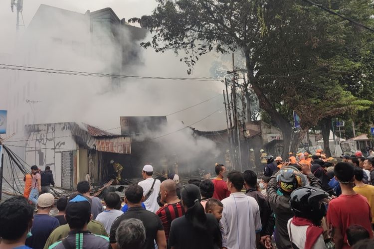 Petugas Pemadam Kebakaran Jakarta Selatan masih melakukan proses pemadaman api yang membakar toko cat di Jalan Rumah Sakit Fatmawati, tepat di depan Universitas Bina Sarana Informatika (BSI), Pondok Labu, Cilandak, Rabu (15/6/2022) siang.