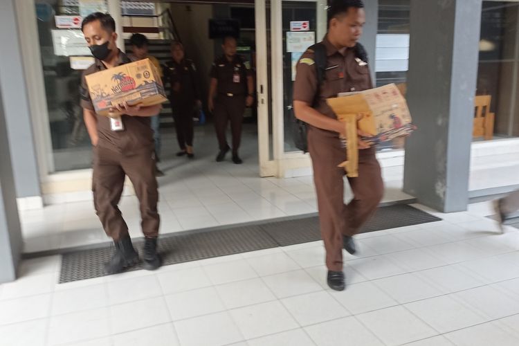 Penyidik Kejaksaan Kejati NTB saat membawa sejumlah berkas dari Dinas ESDM NTB