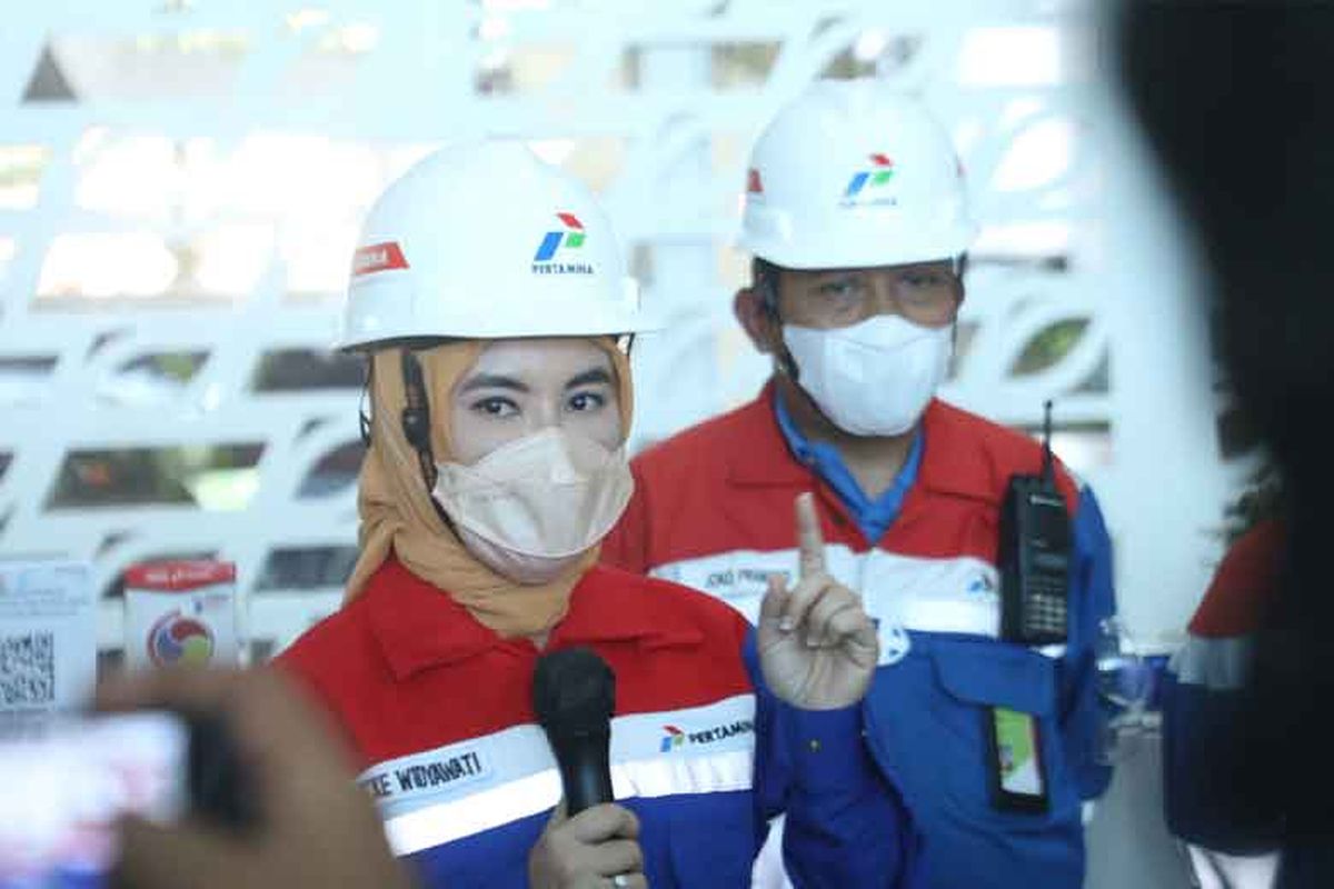 Direktur Utama PT Pertamina (Persero) Nicke Widyawati memantau penanganan insiden di Kilang Cilacap, Jawa Tengah. 