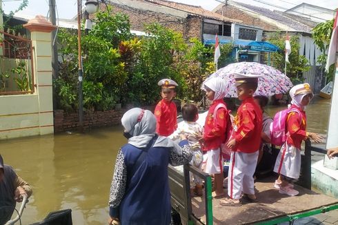 Banjir Rob Kembali Terjang Semarang, Anak-anak Pulang Sekolah Digendong hingga Diangkut Kendaraan Roda Tiga