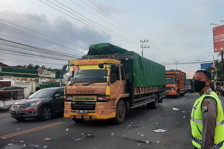 Aliansi Komunitas Sopir Indonesia (Aksi) membubarkan diri setelah lebih dari 5 jam berdemonstrasi dan menutup Pelabuhan Ketapang, Kabupaten Banyuwangi, Jawa Timur, dengan ratusan truk, Senin (3/1/2021).