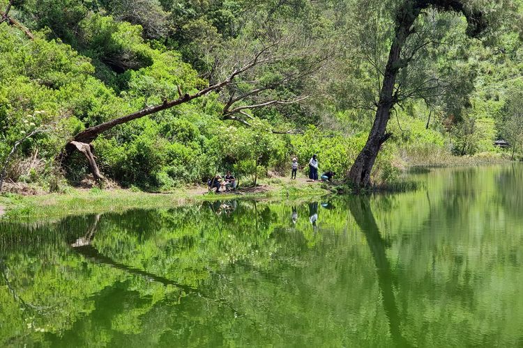 Wisatawan di Ranu Regulo, Kamis (9/3/2023).
