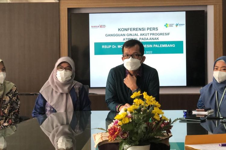 Pelaksana Tugas (Plt) Direktur Pelayanan Medik, Keperawatan dan Penunjang RSUP Mohammad Hoesin Palembang dr Marta Hendry dan Eka Intan dokter Spesialis Anak Bagian Nefrologi ketika memberikan keterangan pers, Jumat (21/10/2022).