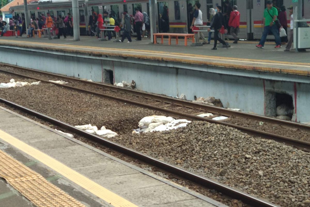 Tengah peron Stasiun Depok Lama yang bakal dibangun underpass untuk penyeberangan penumpang commuter line, Minggu (28/10/2018).