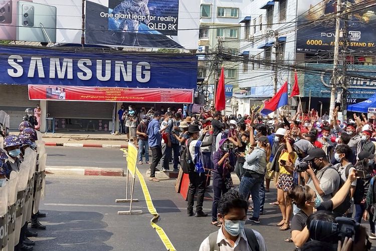 Polisi anti huru hara Myanmat memblokir jalan untuk mencegah pengunjuk rasa bergerak maju Sabtu, 6 Februari 2021, di Yangon, Myanmar.