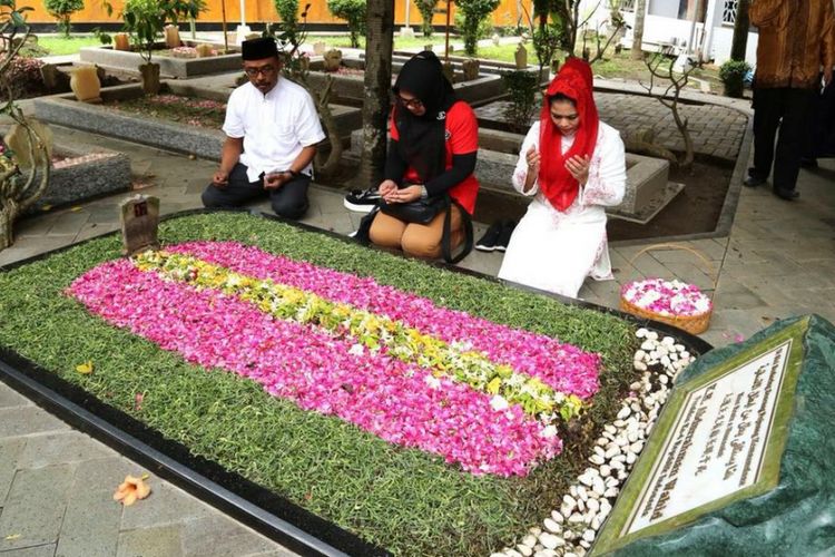 Puti Guntur Soekarno berziarah ke kompleks makam pendiri Nahdatul Ulama (NU) di Pesantren Tebuireng Kabupaten Jombang, Jawa Timur, Minggu (21/1/2018).