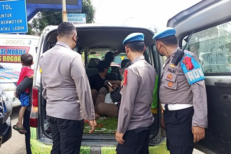 Polisi menindak satu Ambulans yang nekat terobos one way di Jalur Puncak Bogor, Jawa Barat, Sabtu (7/5/2022).