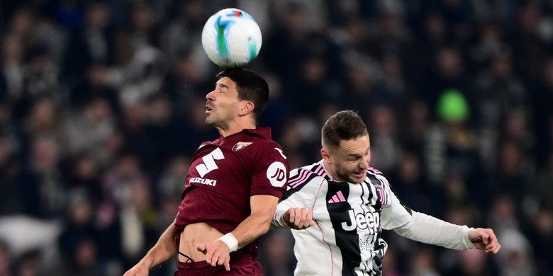 Penyerang Torino Giovanni Simeone melompat untuk merebut bola dengan gelandang Juventus Teun Koopmeiners pada laga Serie A Italia antara Juventus dan Torino di Stadion Allianz di Turin pada 8 November 2025.