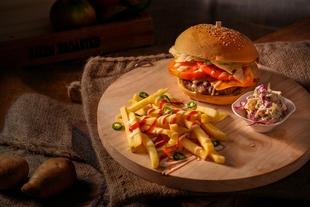 Ilustrasi burger, salah satu makanan cepat saji yang sebenarnya bisa didantap secara lebih sehat.