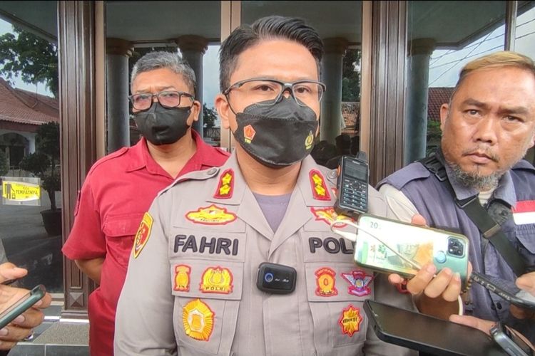 Kapolres Cirebon Kota AKBP Fahri Siregar memberikan keterangan terkait petugas perketat penjagaan pasca adanya bom bunuh diri di Polsek Astana Anyar Bandung, Rabu (7/12/2022).