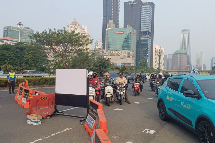 Akses Semanggi dari Jalan Gatot Subroto ke DPR Ditutup Total