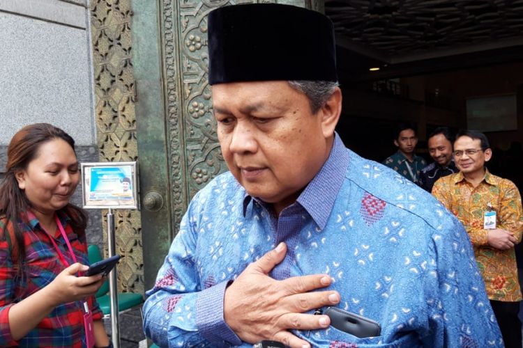 Gubernur Bank Indonesia Perry Warjiyo ketika ditemui awak media selepas shalat Jumat di Masjid BI, Jumat (28/9/2018).