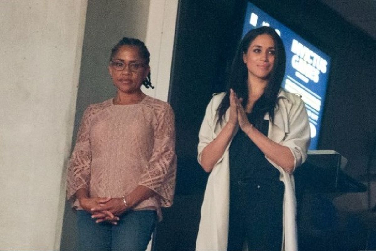 Doria Ragland (kiri) dan putrinya, Meghan Markle (kanan),  menyaksikan upacara penutupan Invictus Games di Toronto, Ontario, Kanada, pada 30 September 2017. (AFP/Geoff Robins)