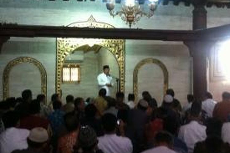 Wakil Presiden Jusuf Kalla saat menyampaikan sambutan usai Sholat Jumat di Masjid Gede Keraton. Dalam sambutanya Jusuf Kalla mengucapkan selamat Tahun Baru kepada Masyarakat
