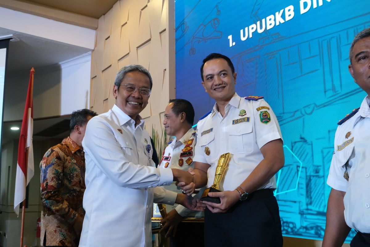 Unit Pelaksana Teknis (UPT) Pengujian Kendaraan Bermotor Dishub Trenggalek dinobatkan sebagai unit pelaksana uji berkala kendaraan bermotor terbaik kedua kategori Kawasan Perkotaan dari Kementerian Perhubungan (Kemenhub).