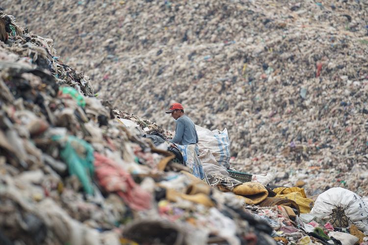 Hakim MK: Negara Maju Bicara Sampah Antariksa, Kita Masih Ribut Sampah di Pinggir Pantai