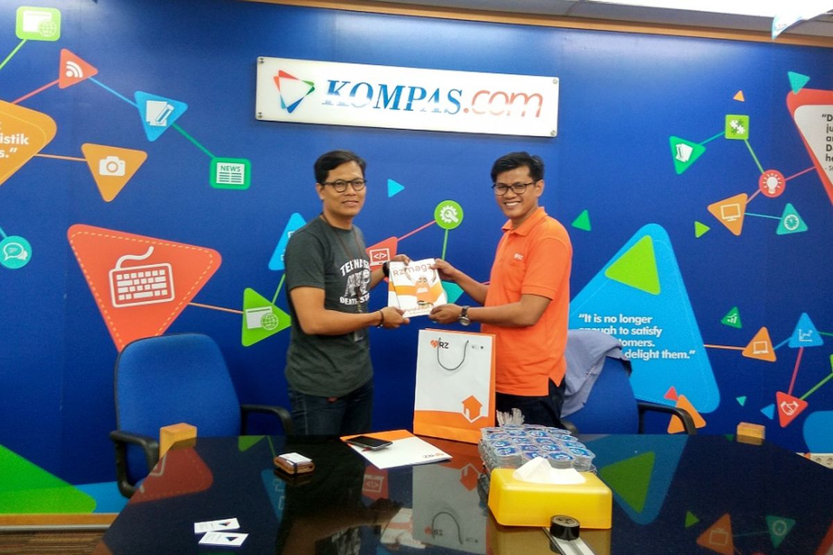Pemimpin Redaksi Kompas.com Wisnu Nugroho dan Kompas.com dan Chief Marketing Officer Rumah Zakat Irvan Nugraha usai menandatangani nota kesepahaman, Rabu (12/4/2017)