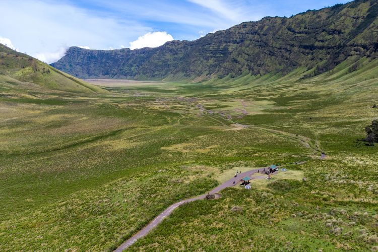 Padang sabana Bromo via Malang atau Lumajang.