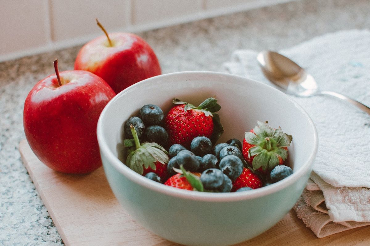 Buah berry, seperti raspberry dan stroberi, dan anggur termasuk buah-buahan yang kaya serat larut, sehingga termasuk kelompok buah untuk menurunkan kolesterol.