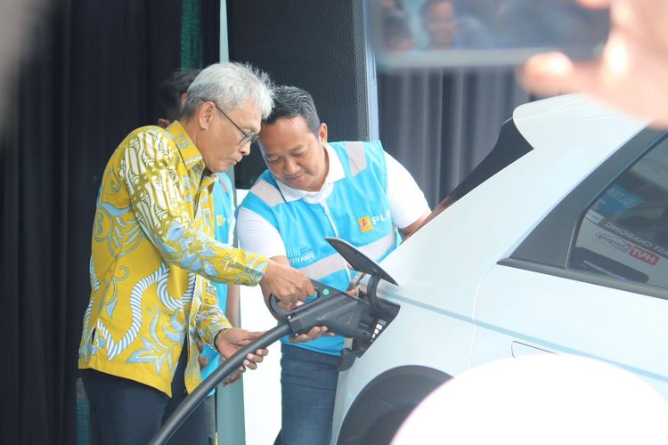 Perkuat Ekosistem Kendaraan Listrik, PLN Resmikan SPKLU Center Pertama di Yogyakarta