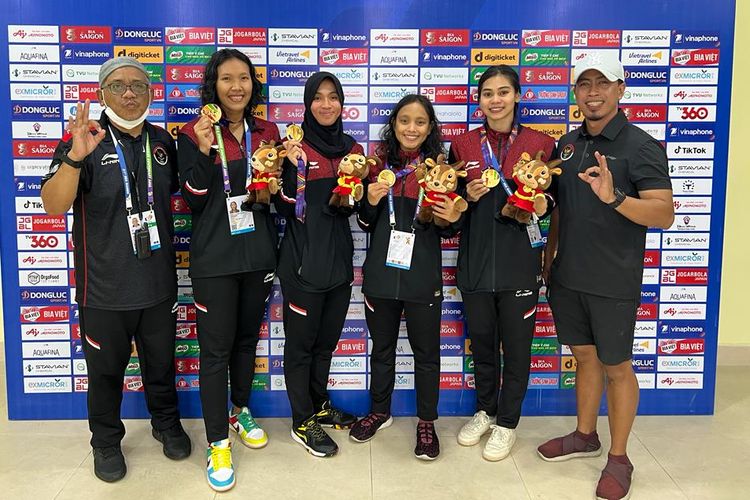 Ki-Ka: M. Riyad (Kabid Binpres PB Possi), Janis Rosalita Suprianto, Katherina Eda Rahayu, Andhini Muthia, Vania Elvira Elent, dan Mengku Adji  Pramukti (Pelatih pelatnas tim Fin Swimming Indonesia) ketika memamerkan medali emas SEA Games 2021 di Aquatic Sports Palace, My Dinh Stadium, Hanoi, Vietnam, pada Sabtu (21/5/2022) malam WIB. Janis Rosalita dkk sukses meraih medali emas fin swimming atau renang sirip SEA Games 2021 dari nomor Women's Relay 4x200m Surface.