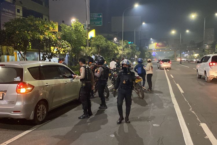 Tim Patroli Presisi Polres Metro Bekasi Kota membubarkan sebanyak 300 kendaraan yang pawai sahur on the road (SOTR) di Jalan Ahmad Yani, Bekasi Selatan, Kota Bekasi, Senin (1/4/2024) pukul 02.00 WIB.