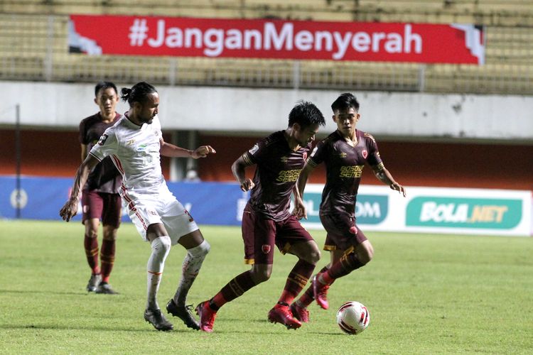 Pemain PSM Makassar Saldi (tengah) saat babak semifinal Piala Menpora 2021 melawan Persija Jakarta yang berakhir dengan skor 0-0 di Stadion Maguwoharjo Sleman, Kamis (15/04/2021) malam.