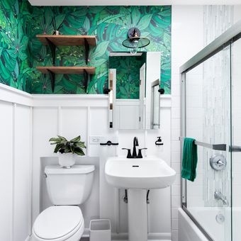 Ilustrasi penggunaan wallpaper di dinding kamar mandi. 