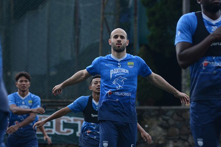 Pemain Persib Bandung, Mohammed Bassim Rashid, mengikuti sesi latihan perdananya bersama Maung Bandung di Inspire Arena, Lembang, Kamis (1/7/2021). 