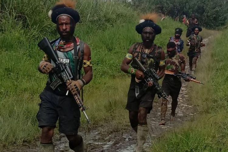Akitivis perempuan Papua tewas di tengah konflik berkepanjangan antara kelompok pro-kemerdekaan Papua dan militer Indonesia. Pegiat HAM dan pengamat mengatakan jika konflik dibiarkan, 'korban terus berjatuhan'.