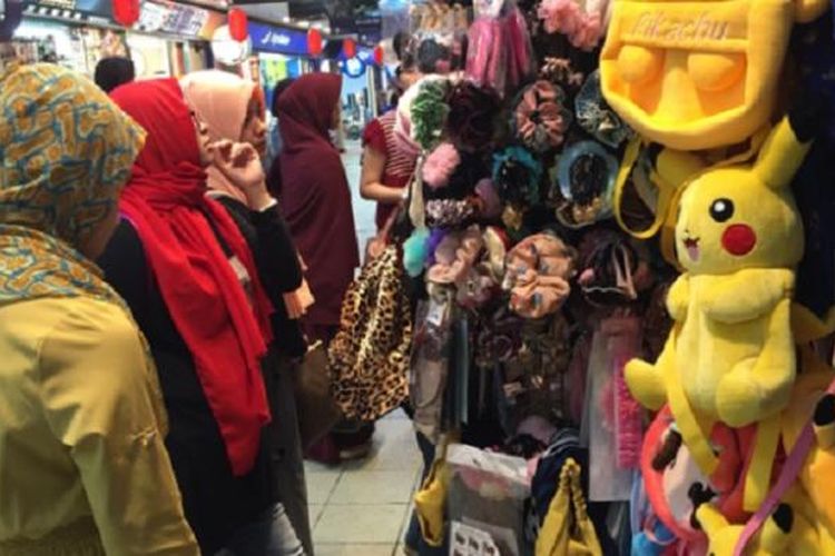 Para pekerja migran asal Indonesia berkumpul di sebuah pusat perbelanjaan di Taipe pada hari libur.
