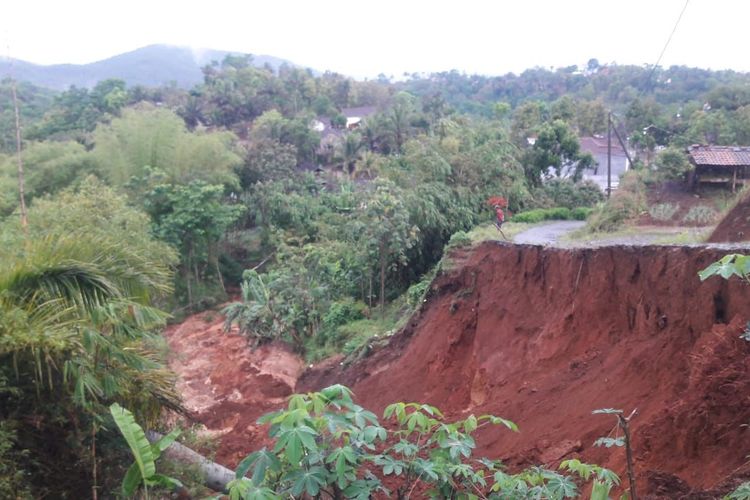 PUTUS—Inilah ruas jalan di Dukuh Bangunsari, Desa Wagir Kidul, Kecamatan Pulung, Kabupaten Ponorogo yang putus akibat longsor, Selasa (18/10/2022) pagi.
