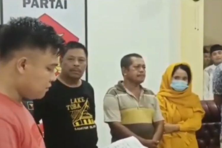 Ajudan Ketua DPRD Pasaman Barat membacakan surat pernyataan dihadapan warga, Senin (19/4/2021) malam