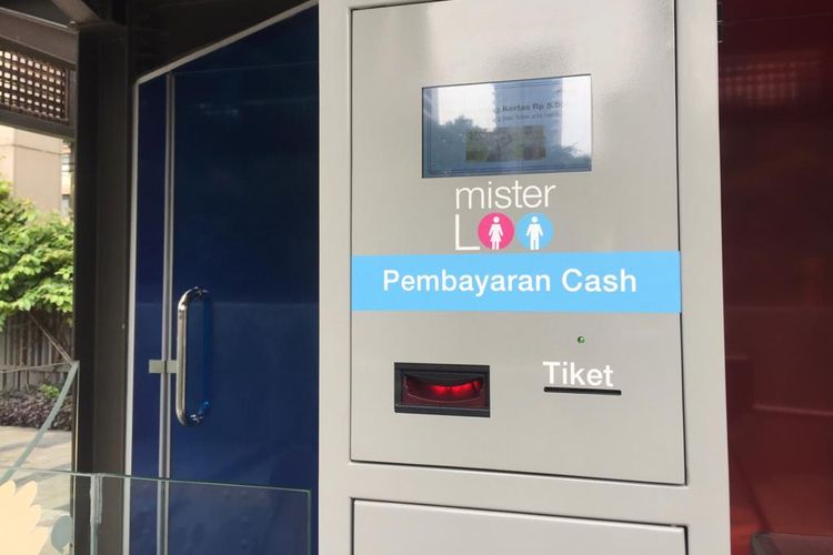 Mesin pembayaran tunai di depan toilet transparan
