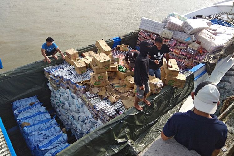 KM Andhika diamankan  oleh Markas Besar Kepolisian Republik  Indonesia di Perairan Pulau Sebatik Kabupaten Nunukan Kalimantan Utara karena kedapatan membawa gula ilegal dari Malaysia, Selasa (17/7/2018). 