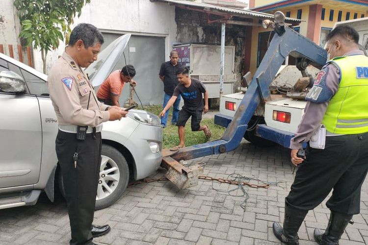 Petugas mengamankan kendaraan pelaku tabrak lari, di wilayah Peterongan, Kabupaten Jombang, Jawa Timur, Selasa (22/11/2022).