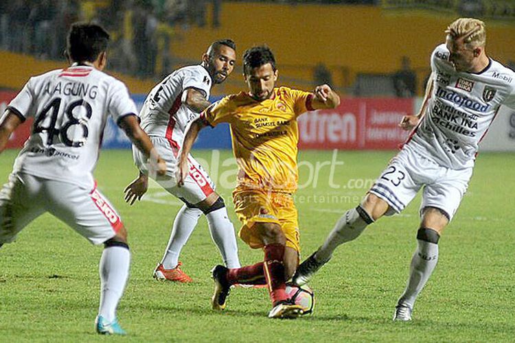 Pemain Sriwijaya FC, Manucher Dzalilov (tengah), berusaha melewati hadangan pemain Bali United pada laga leg pertama semifinal piala Presiden di Stadion Gelora Sriwijaya Jakabaring Palembang, Minggu (11/2/2018).