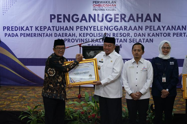 Wakil Bupati (Wabup) HST Mansyah Sabri dalam acara penganugerahan hasil penilaian kepatuhan penyelenggaraan pelayanan publik tahun 2024 tingkat Provinsi Kalimantan Selatan (Kalsel), di SWISS-BELHOTEL Banjarmasin, Rabu (11/12/2024).
