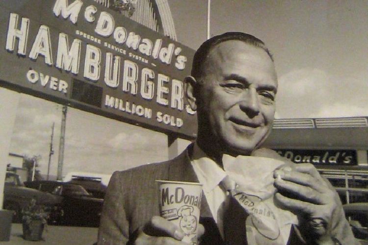 Ray Kroc berhasil membuat restoran McDonald bersaudara berkembang luas ke berbagai negara. (The Famous People)
