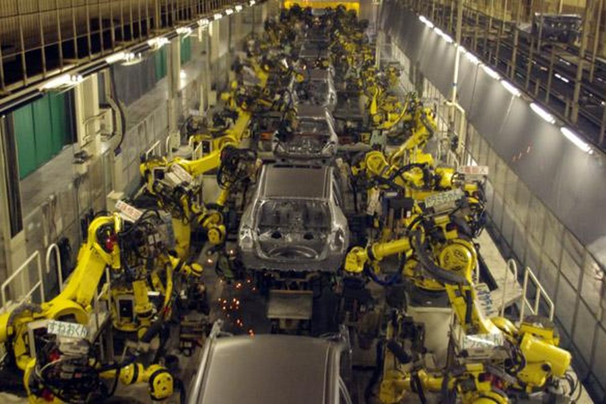 Robot-robot canggih mengerjakan proses perakitan di Nissan Kyushu Plant, Fukuoka, Jepang.